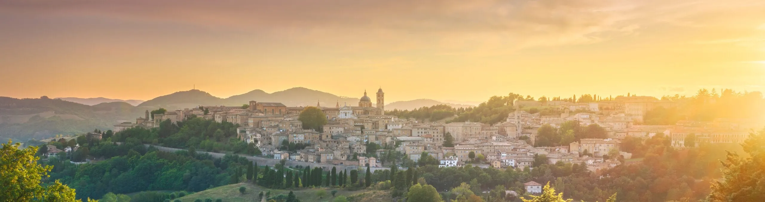 Vista della città di Urbino al tramonto