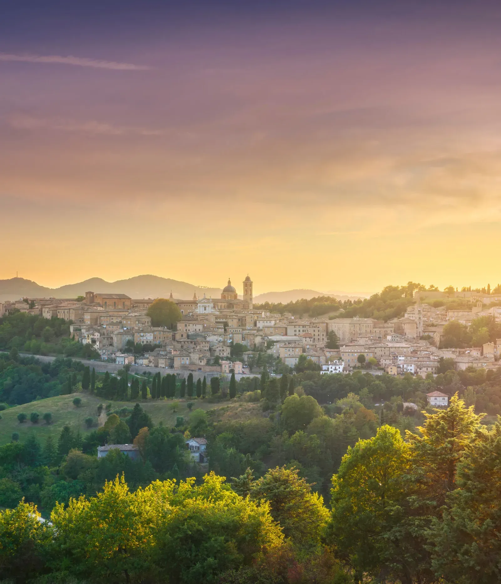 Vista della città di Urbino al tramonto